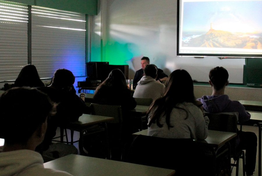 Charla de astrofotografía y mar de ardora en el IES Maximino Romero de Lema en Baio, Costa da Morte