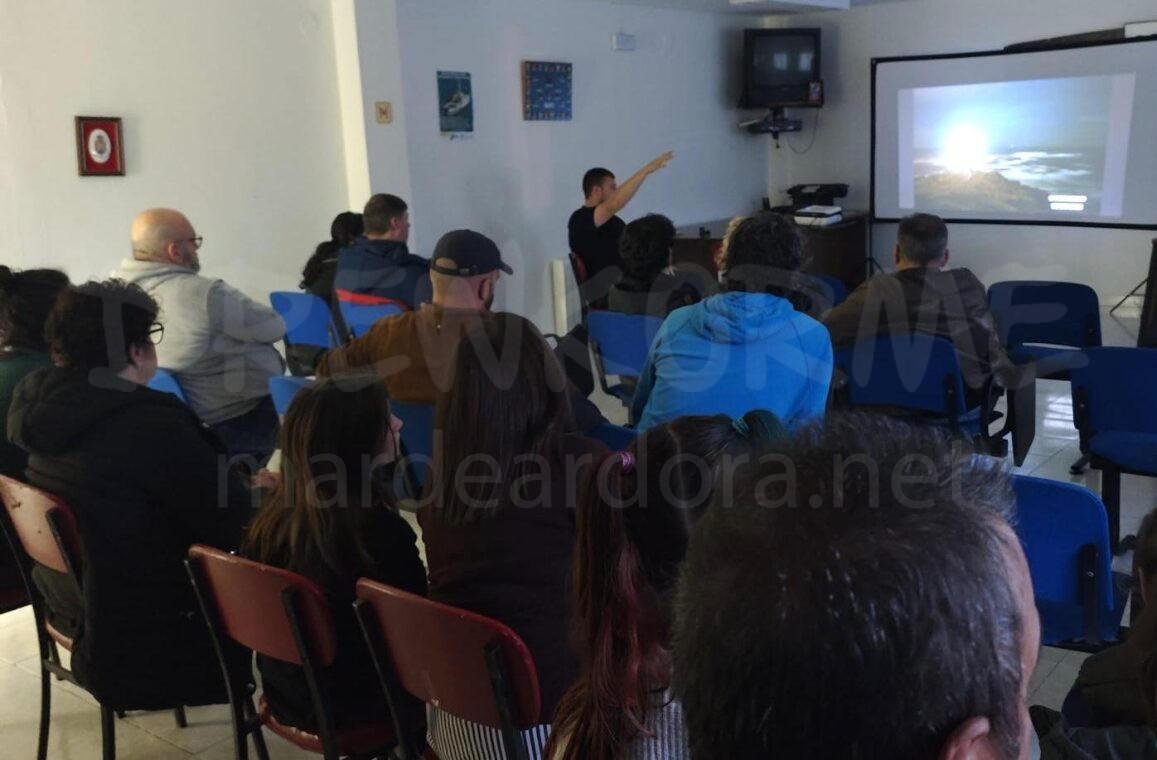 charla-mar-de-ardora-corme-ponteceso-costa-da-morte-galicia-drewkorme Charla sobre el mar de ardora en la cofradía de pescadores de Corme, Costa da Morte, Galicia, con asistentes durante una presentación divulgativa