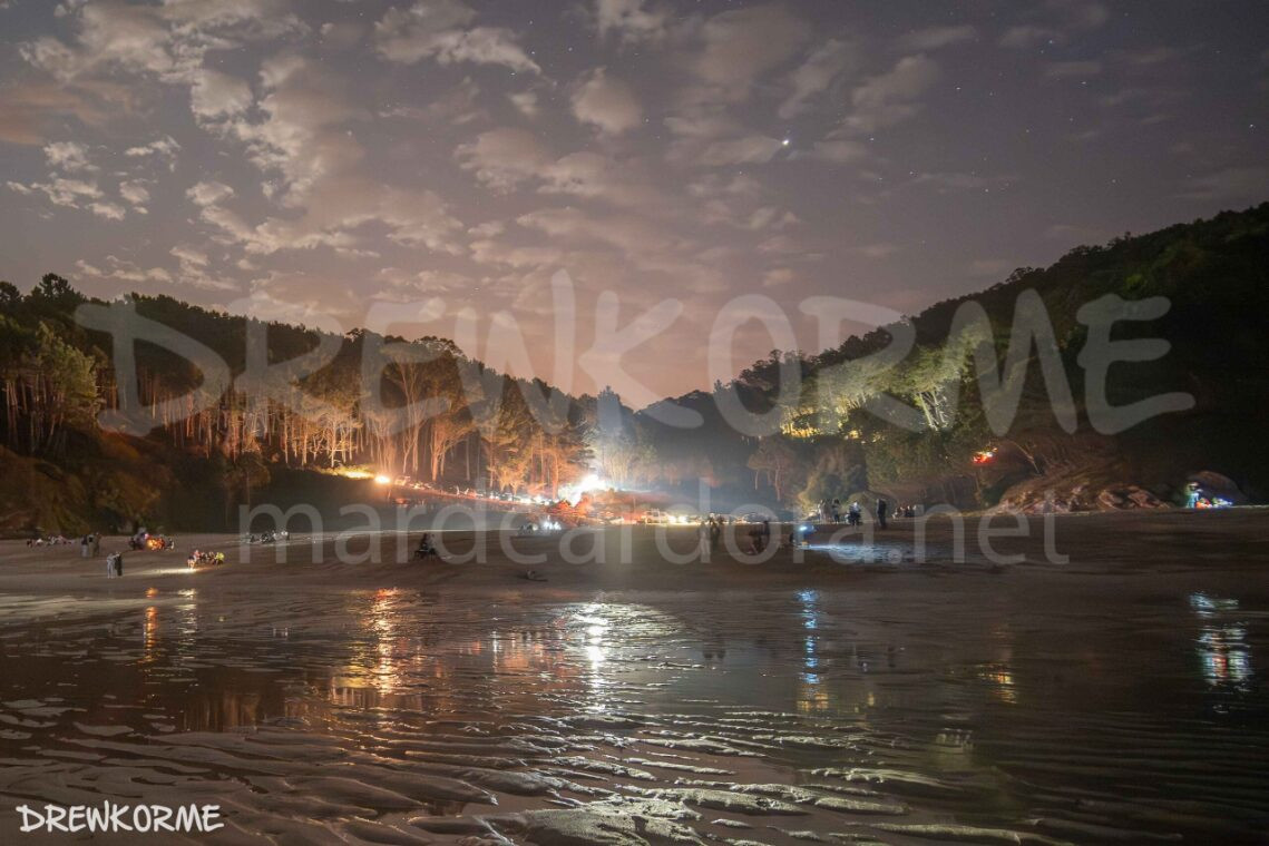 contaminacion-luminica-rebordelo-cabana-de-bergantiños-costa-da-morte-galicia-drewkorme Playa de Rebordelo en Galicia con presencia de personas y luces artificiales que dificultan ver el mar de ardora durante la noche