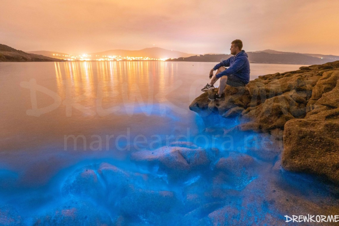 mar-de-ardora-balares-ponteceso-costa-da-morte-galicia-drewkorme Persona sentada sobre una roca observando el mar de ardora en la playa de Balares (Ponteceso, Costa da Morte, Galicia)