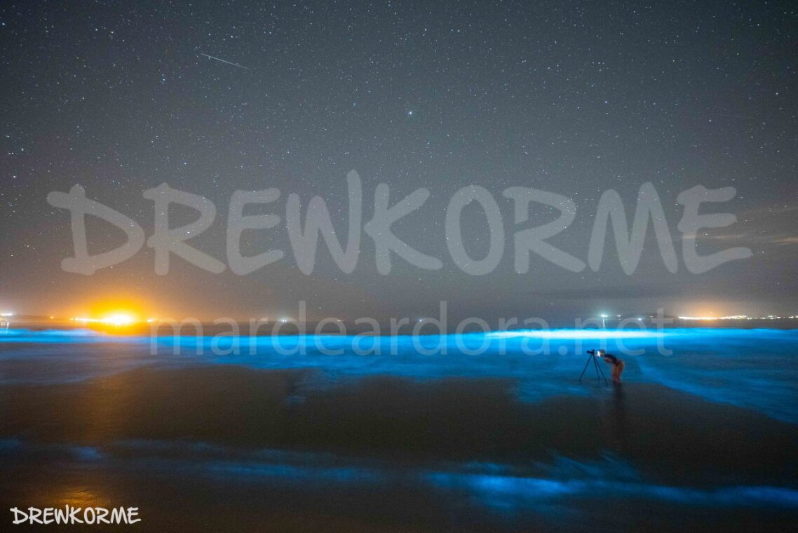 mar-de-ardora-carnota-costa-da-morte-galicia-drewkorme-2 Fotógrafa captando el mar de ardora desde el agua en la playa de Carnota, Galicia, con bioluminiscencia azul iluminando el mar bajo el cielo estrellado