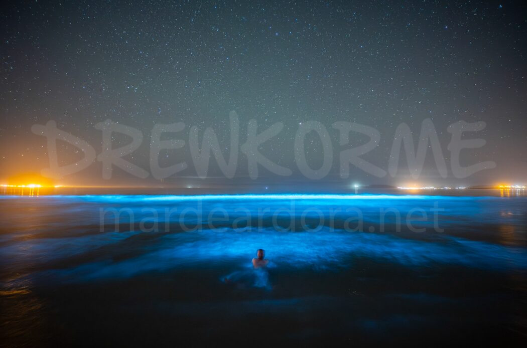 mar-de-ardora-carnota-costa-da-morte-galicia-drewkorme-5 Mar de ardora en la Costa da Morte Galicia con bioluminiscencia azul en el mar y una persona en el agua bajo un cielo estrellado