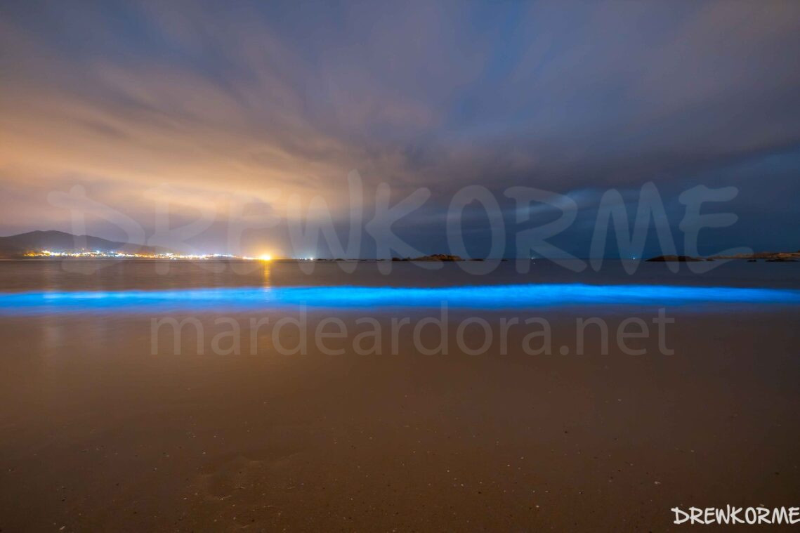mar-de-ardora-playa-carnota-costa-da-morte-galicia-drewkorme Mar de ardora en la playa de Caldebarcos (Carnota, Costa da Morte, Galicia) iluminando las olas en una noche nublada