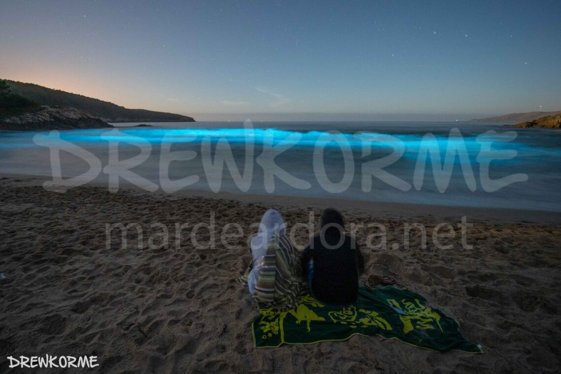 mar-de-ardora-rebordelo-cabana-de-bergantiños-costa-da-morte-galicia-drewkorme Mar de ardora en Rebordelo Cabana de Bergantiños Galicia con bioluminiscencia azul en la orilla y dos personas observando el fenómeno