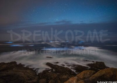 Mar de ardora en distintas rompientes en el Faro Roncudo (Corme, Costa da Morte, Galicia) bajo cielo estrellado