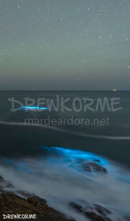 mar-de-ardora-roncudo-corme-costa-da-morte-galicia-drewkorme-2 Mar de ardora en las rompientes del Roncudo en Corme Galicia con bioluminiscencia azul entre las olas y rocas bajo un cielo estrellado