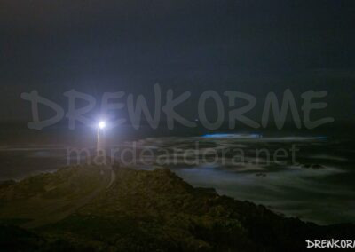 Mar de ardora con el Faro Roncudo iluminando la costa en Corme (Costa da Morte, Galicia)
