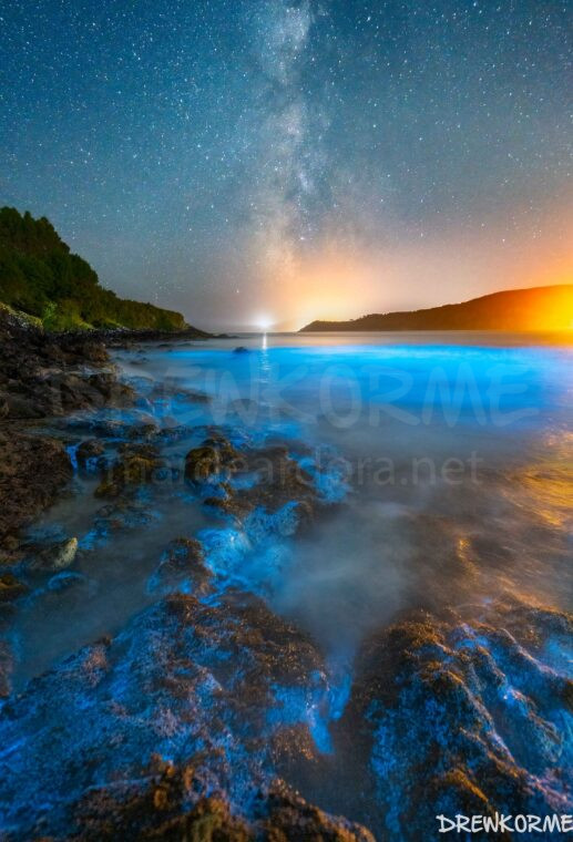 mar-de-ardora-via-lactea-estorde-cee-costa-da-morte-galicia-drewkorme Mar de ardora con la Vía Láctea y el Faro de Fisterra al fondo desde Estorde (Cee, Costa da Morte, Galicia)
