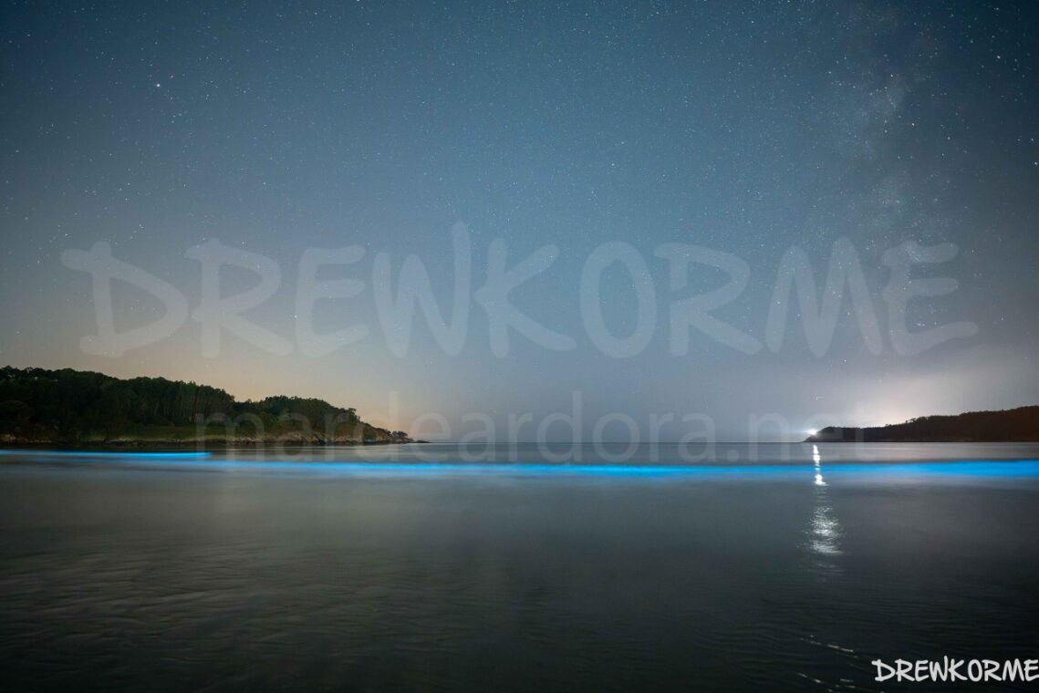 mar-de-ardora-via-lactea-horizontal-estorde-cee-costa-da-morte-galicia-drewkorme Mar de ardora con la Vía Láctea y el faro de Fisterra al fondo desde la playa de Estorde en la Costa da Morte