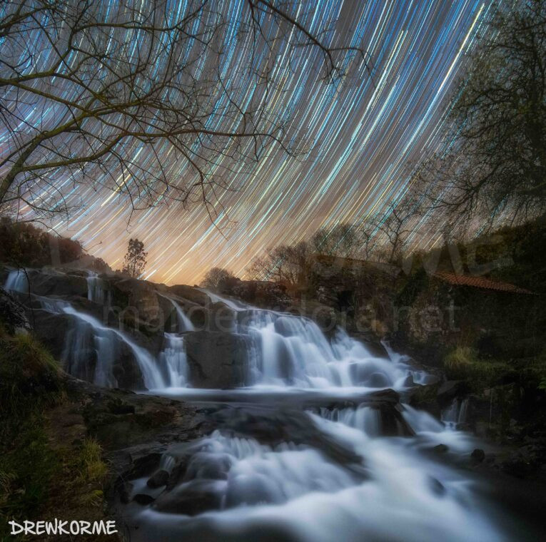 Startrail sobre la fervenza de Castriz en Santa Comba, Galicia, con cascada en larga exposición