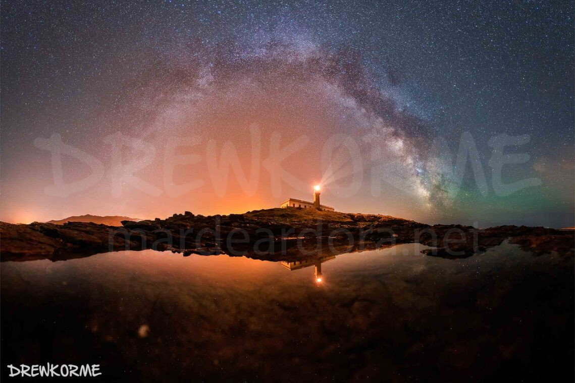 via-lactea-faro-lariño-carnota-costa-da-morte-galicia-drewkorme Arco de la Vía Láctea sobre el faro de Lariño reflejado en una poza de marea baja en Carnota, Costa da Morte, Galicia