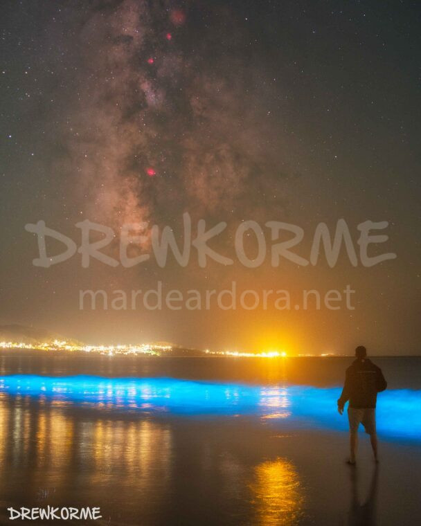 via-lactea-mar-de-ardora-carnota-costa-da-morte-galicia-drewkorme Vía Láctea sobre el mar de ardora en Carnota Galicia con bioluminiscencia azul y una persona en la orilla