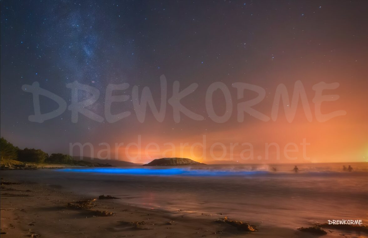 via-lactea-mar-de-ardora-ermida-corme-costa-da-morte-galicia-drewkorme Mar de ardora y Vía Láctea en la playa de A Ermida (Corme, Costa da Morte, Galicia) con bañistas en el agua y bioluminiscencia en las olas