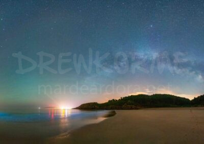 Vía Láctea, mar de ardora y airglow en la playa de Rebordelo, Cabana de Bergantiños, Galicia