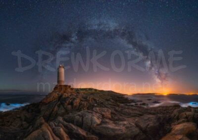 Vía Láctea y mar de ardora en el faro de Roncudo, Corme, Costa da Morte, Galicia