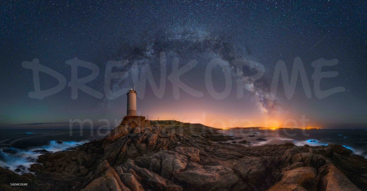Vía Láctea y mar de ardora en el faro de Roncudo, Corme, Costa da Morte, Galicia
