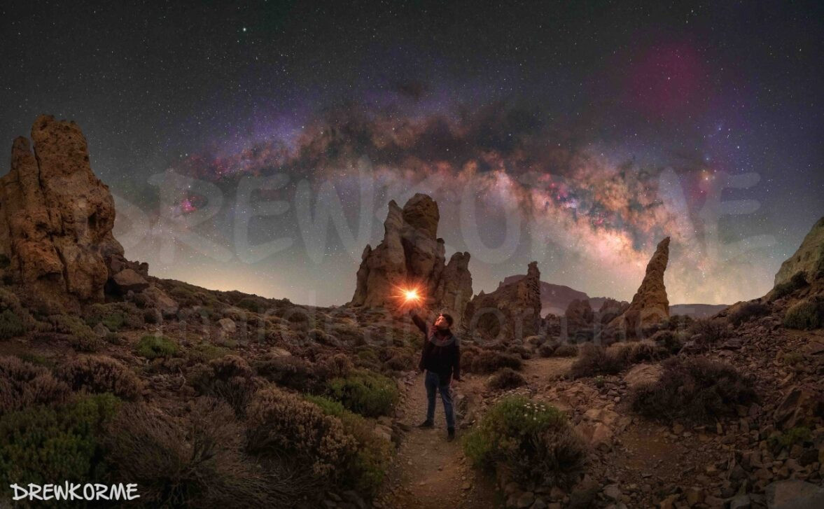 via-lactea-roques-de-garcia-teide-tenerife-canarias-drewkorme Arco de la Vía Láctea sobre los Roques de García en el Teide, Tenerife, con fotógrafo iluminando la escena en una composición de astrofotografía nocturna